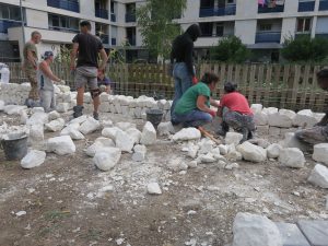groupe des participants à l'atelier construction d'un muret en pierres sèches avec des matériaux de réemploi
